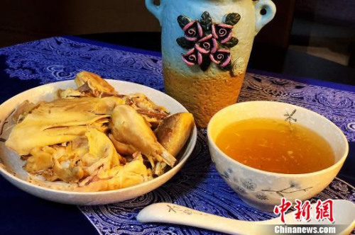 剛撈起的雞肉可和雞汁一起食用 郭軍 攝 剛撈起的雞肉可和雞汁一起食用 郭軍 攝