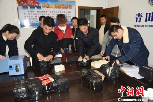 此案是近年來(lái)浙江省破獲的現(xiàn)金量最大的非法買(mǎi)賣(mài)外幣案件 齊黎軍 攝 此案是近年來(lái)浙江省破獲的現(xiàn)金量最大的非法買(mǎi)賣(mài)外幣案件 齊黎軍 攝