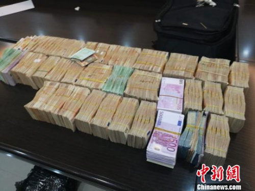 涉案金額累計(jì)高達(dá)200億元人民幣的非法買(mǎi)賣(mài)外匯團(tuán)伙被成功摧毀 齊黎軍 攝 涉案金額累計(jì)高達(dá)200億元人民幣的非法買(mǎi)賣(mài)外匯團(tuán)伙被成功摧毀 齊黎軍 攝