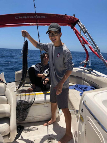 格蘭杜拉高中Oliver暑假和同學(xué)們一起出海釣魚，體驗人生第一次海釣。(家長提供)