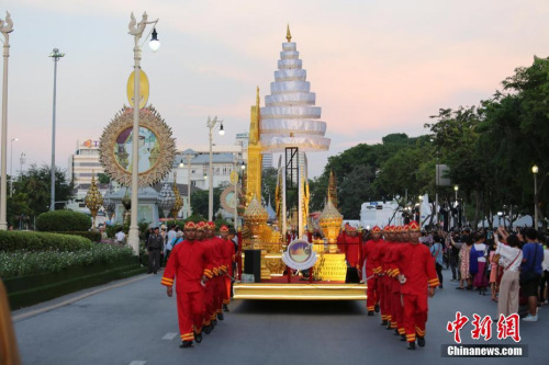 資料圖：2018年3月1日，泰國慶祝萬佛節(jié)活動在巴吞他尼府舉行，佛教僧侶在最大佛寺之一法身寺參加“布施”儀式，萬佛節(jié)是泰國的傳統(tǒng)佛教節(jié)日，在每年泰歷三月十五日舉行。