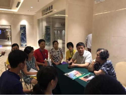 工作人員商定活動(dòng)方案 工作人員商定活動(dòng)方案