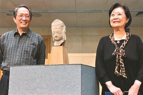 王純杰夫婦參加山西博物院“送國(guó)寶回家”捐贈(zèng)儀式。(美國(guó)《世界日?qǐng)?bào)》/王純杰提供)