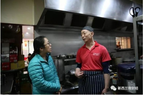 記者采訪徐師傅(圖片來(lái)源:新西蘭天維網(wǎng)) 記者采訪徐師傅(圖片來(lái)源:新西蘭天維網(wǎng))
