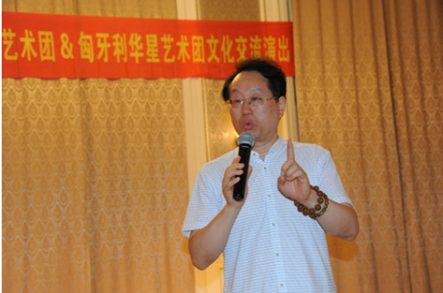 格華美河南電視臺(tái)少兒藝術(shù)團(tuán)藝術(shù)總監(jiān)張蔚為詩(shī)朗誦《我驕傲，我是中國(guó)娃》所觸動(dòng)。(圖片來(lái)源：匈牙利歐洲華通社)
