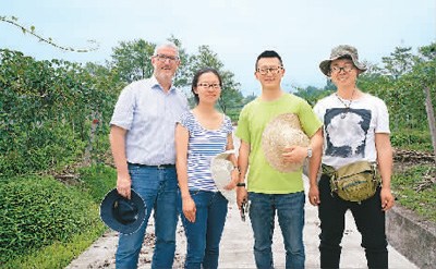 圖為范晉銘（左三）與國際合作顧問威廉先生（左一）、合伙人周原（左二）及合作攝影師易梓林（左四）在四川雅安雨城區(qū)奇異莓基地。
