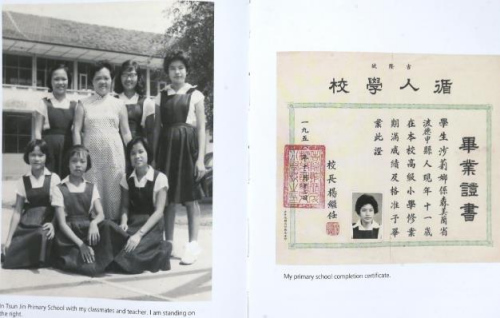 莎莉娜從直落甘望中華公學轉(zhuǎn)校至循人學校，繼續(xù)其華文教育之路，并獲得小學畢業(yè)證書。照片中的莎莉娜(站者右一)與老師和同學合影。(圖片來源：馬來西亞《星洲日報》)