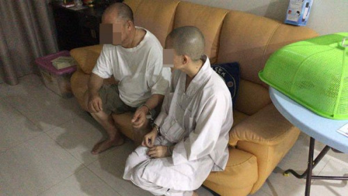 2名中國籍男女，假扮和尚向民眾募款和行騙，最終落入警網(wǎng)。(來源：馬來西亞《中國報》)