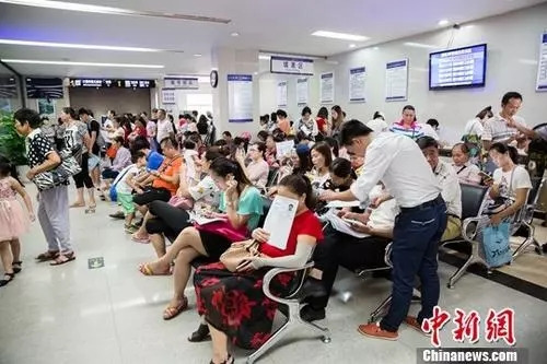 資料圖 公安局出入境辦證大廳業(yè)務(wù)火爆 <a target='_blank' >中新社</a>記者 劉夢璇 攝 資料圖 公安局出入境辦證大廳業(yè)務(wù)火爆 <a target='_blank' >中新社</a>記者 劉夢璇 攝