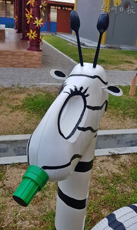 洗衣液的塑料瓶變身成長(zhǎng)頸鹿。（馬來(lái)西亞《星洲日?qǐng)?bào)》）