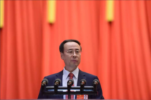 圖為大會(huì)主席團(tuán)常務(wù)主席萬(wàn)立駿作工作報(bào)告。(中國(guó)僑聯(lián)供圖)