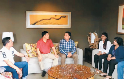 　圖為李前華(中)在科倫坡與廣西商務廳考察團成員討論斯里蘭卡寶石資源的開發(fā)合作事宜。 照片由李前華本人提供