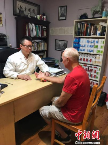 悉尼華人中醫(yī)方山在給病人診脈?！√丈缣m　攝