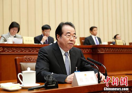 資料圖：4月25日，十三屆全國人大常委會第二次會議在北京召開。許又聲作關(guān)于華僑權(quán)益保護(hù)工作情況的報(bào)告。<a target='_blank' >中新社</a>記者 杜洋 攝