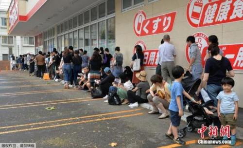 當(dāng)?shù)貢r間9月6日，日本札幌，民眾排隊進入一家超市購物。