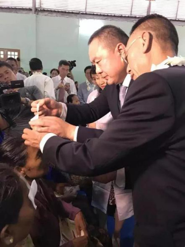作者為緬甸術(shù)后康復(fù)的白內(nèi)障老人揭開紗布(施乾平 供圖)