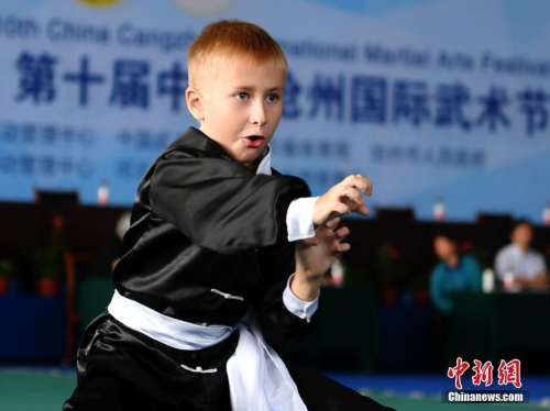 9月20日，一位外國(guó)小選手展示“虎拳”武藝。第十屆中國(guó)·滄州國(guó)際武術(shù)節(jié)于9月19日至9月22日舉行，來自50個(gè)國(guó)家和地區(qū)的2200名“武者”齊聚中國(guó)“武術(shù)之鄉(xiāng)”滄州切磋武藝，增進(jìn)文化交流，感悟武術(shù)魅力。據(jù)了解，期間還舉辦武術(shù)文化博覽會(huì)、武術(shù)惠民系列表演等活動(dòng)。<a target='_blank' >中新社</a>記者 翟羽佳 攝