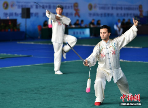 9月20日，來自50個(gè)國(guó)家和地區(qū)的2200名“武者”齊聚中國(guó)“武術(shù)之鄉(xiāng)”滄州切磋武藝，增進(jìn)文化交流，感悟武術(shù)魅力。第十屆中國(guó)·滄州國(guó)際武術(shù)節(jié)于9月19日至9月22日舉行，期間還舉辦武術(shù)文化博覽會(huì)、武術(shù)惠民系列表演等活動(dòng)。圖為比賽現(xiàn)場(chǎng)，外國(guó)選手表演太極劍。<a target='_blank' >中新社</a>記者 翟羽佳 攝