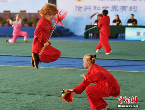 圖為比賽現(xiàn)場(chǎng)，外國(guó)小選手“對(duì)打”。<a target='_blank' >中新社</a>記者 翟羽佳 攝