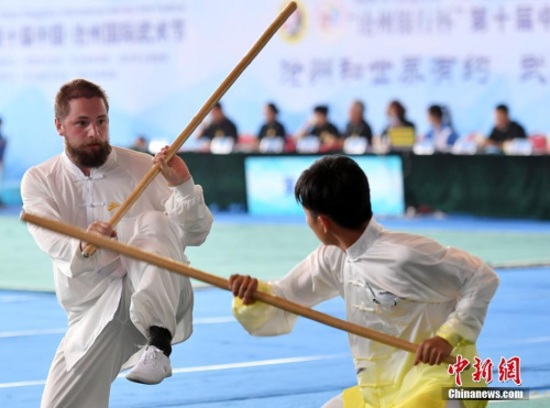 圖為比賽現(xiàn)場(chǎng)，國(guó)際組“對(duì)打”。<a target='_blank' >中新社</a>記者 翟羽佳 攝