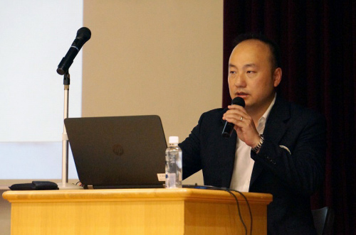 橫濱山手中華學(xué)校校長 張巖松 發(fā)表主題演講。