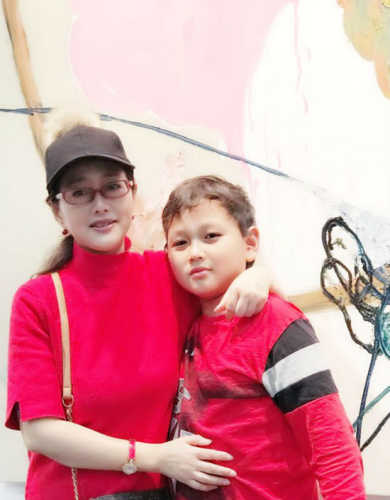 苗青和她的兒子合影。苗青提供