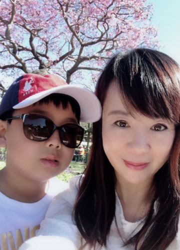 劉筱青和她的兒子在洛杉磯合影。(美國《僑報》/劉筱青提供)