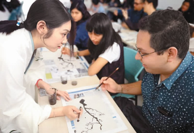 圖為秘魯利馬天主教大學(xué)和里卡多帕爾瑪大學(xué)所屬的孔子學(xué)院為慶祝中華人民共和國(guó)成立69周年舉辦中國(guó)文化展演。 （照片由孟可心提供）