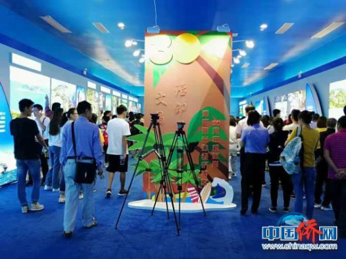 眾人參觀文昌主題圖片展?！堒缫?攝