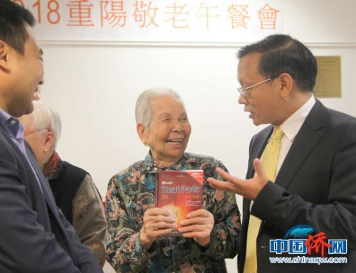 10月16日，倫敦華人社區(qū)社區(qū)中心在唐人街舉辦了2018重陽(yáng)敬老午餐會(huì)，來自倫敦各地區(qū)的50多位年齡在六、七十歲以上華人老人參加了此次“敬老愛老獻(xiàn)愛心”活動(dòng)。圖為中國(guó)駐英國(guó)大使館盧海田參贊(右)與92歲高齡老人劉水蓮(中)拉家常交談，送上節(jié)日祝福?！埰?攝