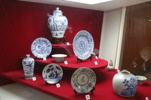沙巴博物院所展出有關(guān)華人文化的文物，或許是以來(lái)自中國(guó)的陶瓷品最具“華人”氣息，但卻無(wú)法讓人感受與華人和文化的關(guān)聯(lián)。（馬來(lái)西亞《星洲日?qǐng)?bào)》）