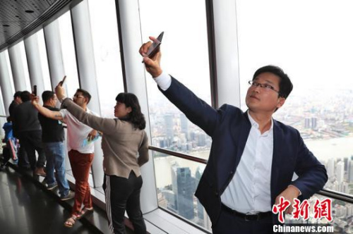 海外華文媒體代表在“上海之巔”感受城市發(fā)展?！埡鄠?攝