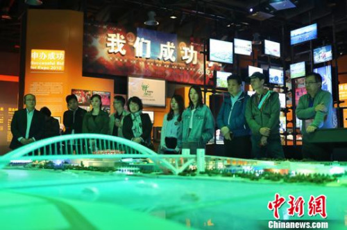 海外華文媒體代表回顧世博會發(fā)展歷程?！埡鄠?攝