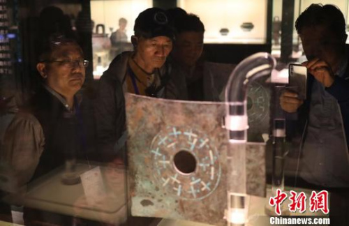 海外華文媒體代表欣賞上海博物館青銅器?！埡鄠?攝