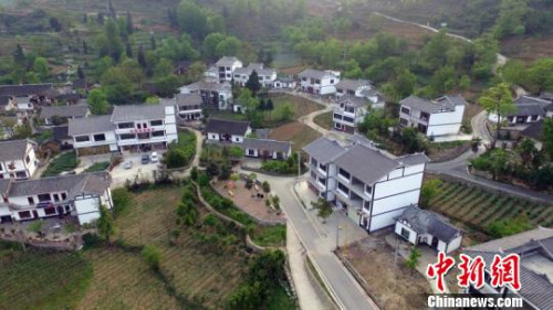 圖為航拍貴州省畢節(jié)市大方縣木寨村?！■暮陚?攝