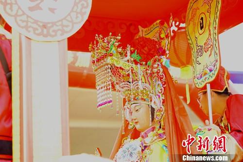 10月22日，信眾護(hù)送湄洲媽祖坐上巡境車，有史以來最大的中菲民間文化交流活動“媽祖下南洋，重走海絲路”巡安菲律賓暨公益慈善系列活動開啟。關(guān)向東 攝