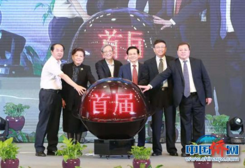 首屆世界華商商會領袖博鰲峰會暨2018海上絲綢之路與中國品牌戰(zhàn)略高峰論壇開幕。　顏振武　攝