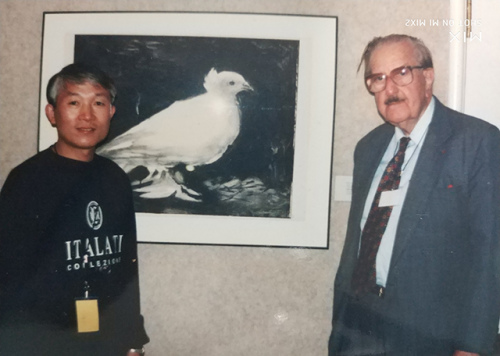 　1998年10月繆惠新與美國波特蘭博物館館長高登在畢加索的《和平鴿》前合影