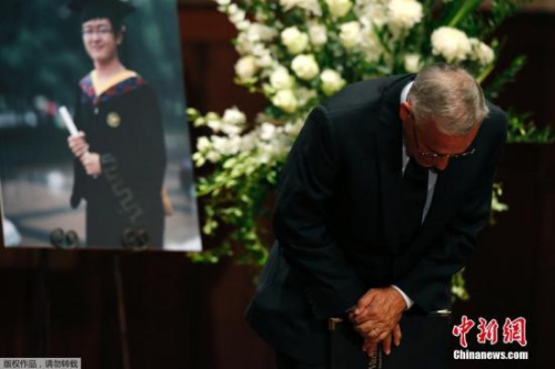當?shù)貢r間2014年8月1日，美國加州，南加州大學學生悼念遇襲身亡的中國留學生紀欣然，紀欣然父母向出席悼念儀式的學生鞠躬致意。涉嫌襲擊紀欣然的4名青年被指控一級謀殺的罪名。