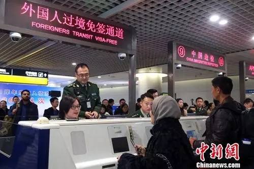 資料圖：成都雙流國際機(jī)場(chǎng)邊檢民警為入境旅客辦理通關(guān)手續(xù)。<a target='_blank' >中新社</a>記者 王磊 攝