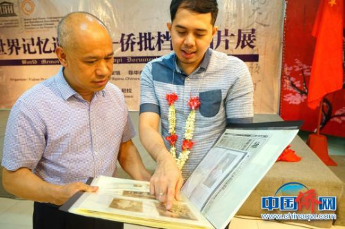 祖籍福建晉江的第四代菲華曾宏達，帶著厚厚一本家族幾代人往來的僑批和老照片，來到展覽現場，其資料之完整，讓福建省檔案館的工作人員驚嘆?！￡P向東 攝