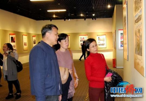 致公黨福建省委會(huì)機(jī)關(guān)干部職工參觀圖片展?！」﹫D 攝