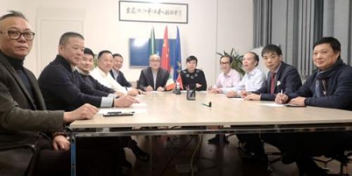 米蘭浙江華僑華人聯(lián)誼會(huì)組織理事會(huì)主要成員共同觀看《告臺灣同胞書》發(fā)表40周年紀(jì)念會(huì)實(shí)況轉(zhuǎn)播。(圖片來源：歐聯(lián)網(wǎng))
