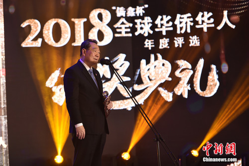 1月4日，由中國新聞社主辦的“2018‘僑鑫杯’全球華僑華人年度評(píng)選”頒獎(jiǎng)典禮在北京舉行，“改革開放40周年特別致敬人物獎(jiǎng)”在現(xiàn)場揭曉。圖為正大集團(tuán)資深董事長、中國僑商投資企業(yè)協(xié)會(huì)會(huì)長謝國民發(fā)表演講。<a target='_blank'  >中新網(wǎng)</a>記者 翟璐 攝