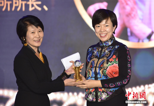 1月4日，由中國(guó)新聞社主辦的“2018‘僑鑫杯’全球華僑華人年度評(píng)選”頒獎(jiǎng)典禮在北京舉行，“2018全球華僑華人年度人物”在現(xiàn)場(chǎng)揭曉。圖為中國(guó)新聞社總編輯王曉暉（左）為葉嘉瑩代表、葉嘉瑩助手、南開(kāi)大學(xué)文學(xué)院副教授張靜（右）頒獎(jiǎng)。<a target='_blank'  >中新網(wǎng)</a>記者 翟璐 攝