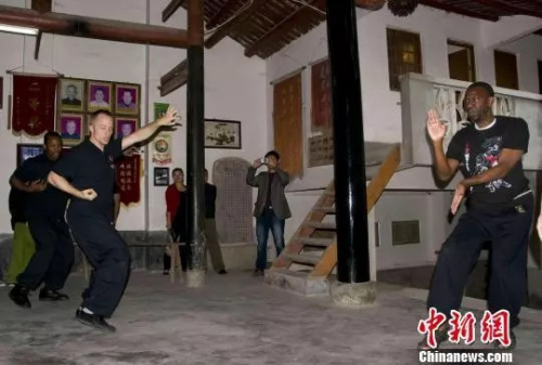 資料圖：外國友人在福建詠春切磋白鶴拳。姚德純 攝