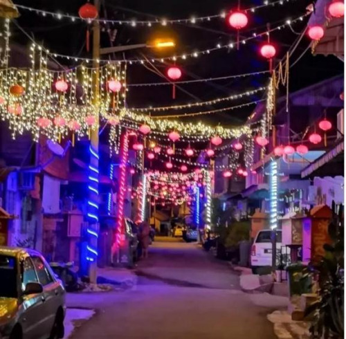 加叻新村第四巷今年的新春燈飾在夜晚散發(fā)美麗的色彩。（馬來西亞《星洲日報(bào)》）
