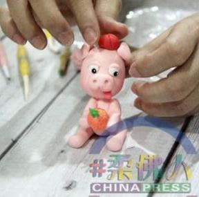 粘土”小豬”。（馬來西亞《中國報》）