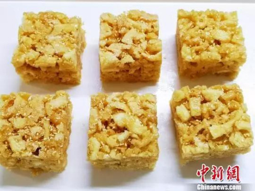 剛做好的沙琪瑪色香誘人。李曉春攝