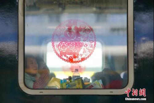 1月22日，上海南開往貴陽的K111次列車車窗上貼著農(nóng)歷豬年吉祥窗貼。<a target='_blank' >中新社</a>記者 賀俊怡 攝
